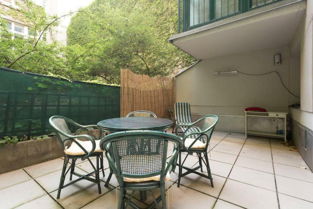 Relaxing Terrace Apartment In Lively Area Wien Eksteriør billede